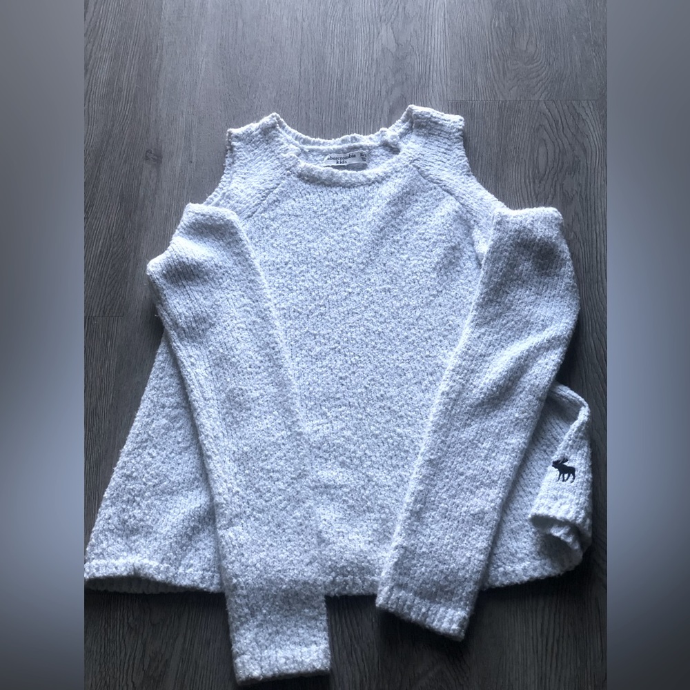 Abercrombie Kids sweater with Shoulder Cutout | Color: white | Size: 15/16 girl